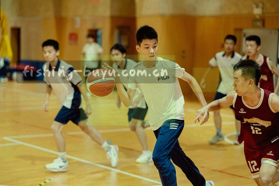 电玩摇杆模块与数据面板抽象组合，冷色光线打在按键上